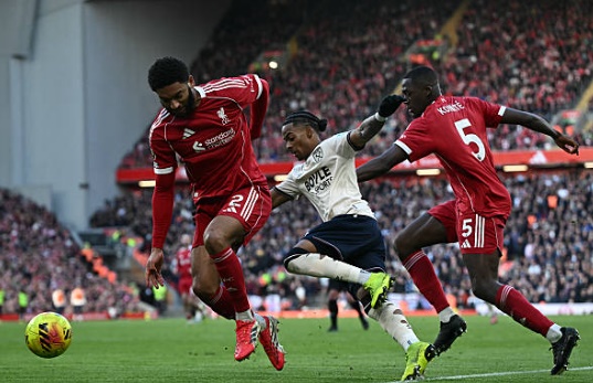 Joe Gomez &ndash; 6.6 điểm: Gomez tỏ ra kh&aacute; l&uacute;ng t&uacute;ng trong c&aacute;c t&igrave;nh huống bọc l&oacute;t v&agrave; hầu như mất h&uacute;t khi West Ham tổ chức phản c&ocirc;ng r&uacute;t ngắn tỉ số. Anh phải d&agrave;nh phần lớn thời gian để thực hiện c&aacute;c pha chạy về cứu b&oacute;ng thay v&igrave; d&acirc;ng cao hỗ trợ tấn c&ocirc;ng như thường lệ trước khi bị thay ra ở hiệp hai.