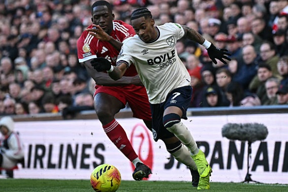 Ibrahima Konate &ndash; 6.6 điểm: Một m&agrave;n tr&igrave;nh diễn thiếu ổn định của trung vệ người Ph&aacute;p. Konate gặp kh&oacute; khăn trong việc điều chỉnh bước ch&acirc;n v&agrave; vị tr&iacute;, dẫn đến một v&agrave;i pha mất b&oacute;ng nguy hiểm ở khu vực s&acirc;n nh&agrave;. Anh chưa t&igrave;m lại được sự điềm tĩnh cần thiết để chỉ huy h&agrave;ng thủ.