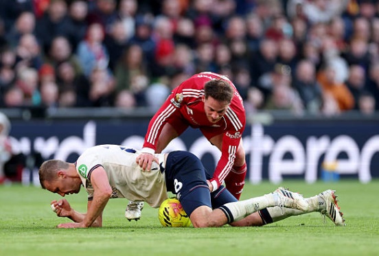 Alexis Mac Allister &ndash; 7.8 điểm: Một trong những cầu thủ chơi hay nhất b&ecirc;n ph&iacute;a Liverpool. Kh&ocirc;ng chỉ l&agrave;m tốt vai tr&ograve; lu&acirc;n chuyển b&oacute;ng, Mac Allister c&ograve;n để lại dấu ấn đậm n&eacute;t với một c&uacute; v&ocirc;-l&ecirc; tuyệt đẹp v&agrave;o g&oacute;c cao khung th&agrave;nh sau đường chuyền của Ekitike. Sự nhạy b&eacute;n của anh l&agrave; ch&igrave;a kh&oacute;a gi&uacute;p đội nh&agrave; giải tỏa &aacute;p lực.