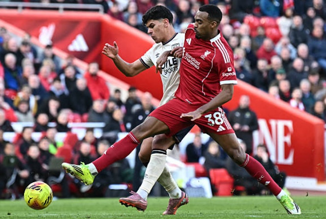 Ryan Gravenberch &ndash; 7.3 điểm: Gravenberch tiếp tục cho thấy sự tiến bộ dưới thời Arne Slot. Anh l&agrave; người thực hiện đường chuyền th&ocirc;ng minh cho Ekitike mở tỉ số v&agrave; duy tr&igrave; khả năng kiểm so&aacute;t khu vực trung tuyến rất tốt với những t&igrave;nh huống di chuyển kh&ocirc;ng mệt mỏi.