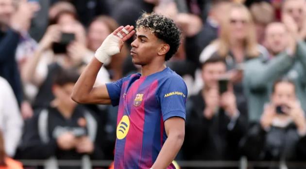 Ảnh bài viết Lamine Yamal tặng quả bóng hat-trick đầu đời cho mẹ