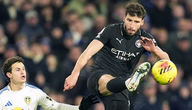 H&agrave;ng ph&ograve;ng ngự Manchester City chơi chắc chắn trong hiệp hai.