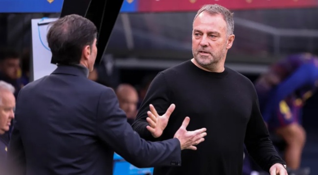 HLV Flick tranh c&atilde;i với người đồng nghiệp.