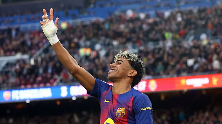 Yamal là điểm tựa trên hàng công Barcelona.