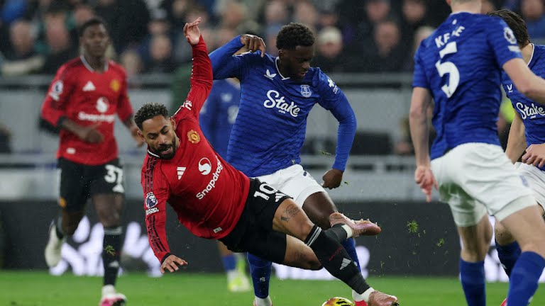 Trước đ&oacute; Quỷ đỏ đ&atilde; gặp kh&oacute; khăn ở Everton.