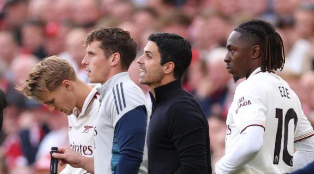 Thầy tr&ograve; Arteta sẵn s&agrave;ng cho lần đụng độ Chelsea.