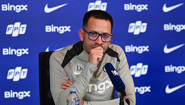 Liam Rosenior dè chừng bộ đôi tấn công của Arsenal.