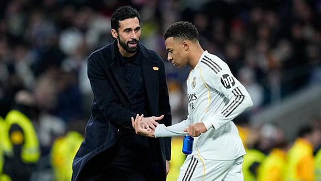 Alvaro Arbeloa thận trọng với chấn thương của Kylian Mbappe.