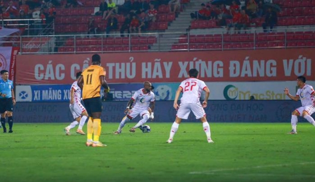 Hải Ph&ograve;ng bị Thanh H&oacute;a cầm h&ograve;a tr&ecirc;n s&acirc;n nh&agrave;.