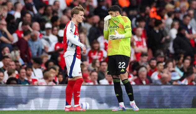 C&aacute;c cầu thủ che miệng d&ugrave; chỉ giao tiếp chuyện đời thường.