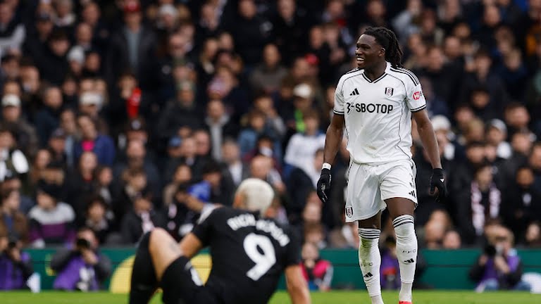 Spurs kh&ocirc;ng thể nới rộng c&aacute;ch biệt với nh&oacute;m đ&egrave;n đỏ.