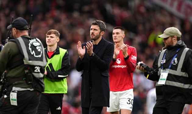 Man Utd của Carrick lột x&aacute;c trong hiệp 2.