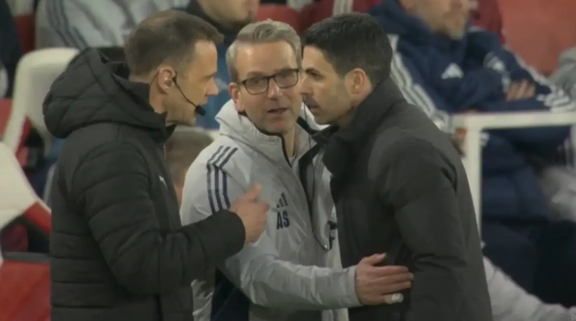 Ảnh bài viết Trọng tài hai lần tước cơ hội phản công của Arsenal trước Chelsea