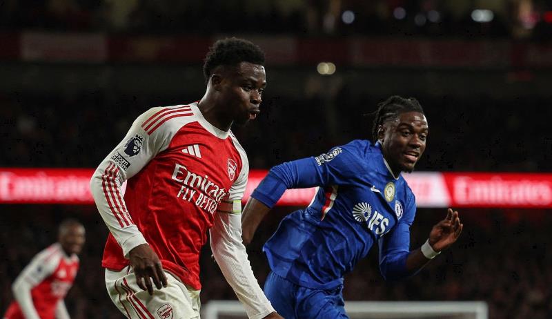 Bukayo Saka (8 điểm): Ho&agrave;n to&agrave;n &aacute;p đảo Jorrel Hato v&agrave; tạo điều kiện cho Timber băng l&ecirc;n nguy hiểm. Tạt b&oacute;ng tốt dẫn đến b&agrave;n mở tỷ số v&agrave; tạo cơ hội ngon ăn cho Rice v&agrave; Eberechi Eze. Chơi rất sắc b&eacute;n v&agrave; xứng đ&aacute;ng c&oacute; &iacute;t nhất một kiến tạo.