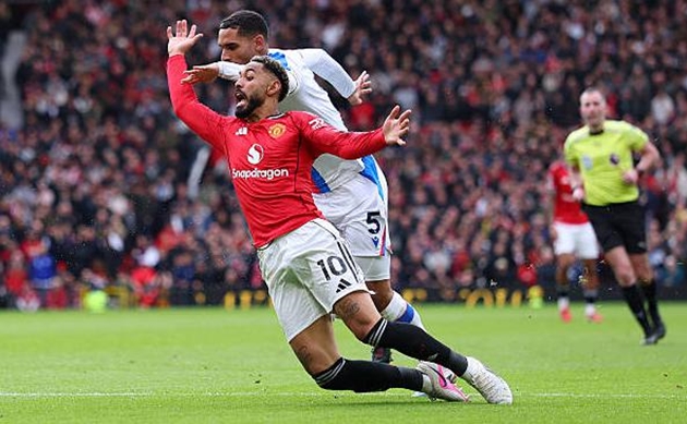 Ảnh bài viết HLV Glasner tố Cunha "diễn kịch" để lấy phạt đền cho MU