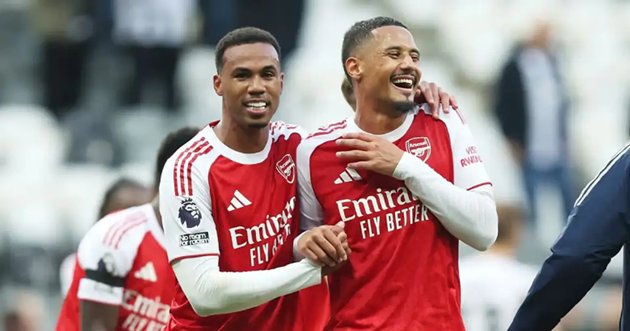 Gabriel vui mừng v&igrave; b&agrave;n thắng của Saliba cho Arsenal.