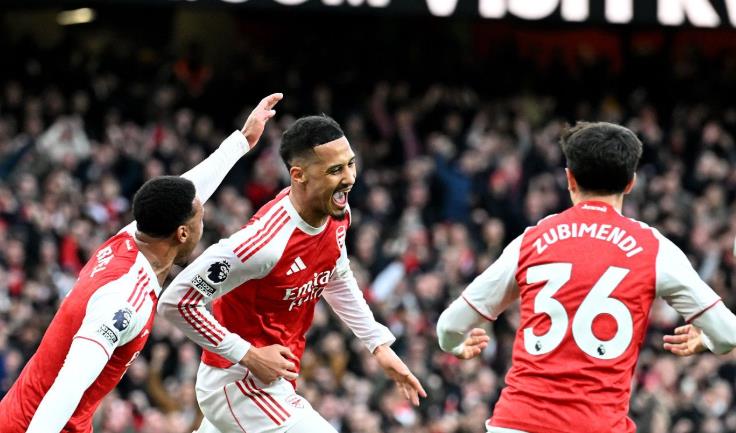   William Saliba (8 điểm): Ghi b&agrave;n thắng đầu ti&ecirc;n trong m&ugrave;a giải để mở tỷ số, phản ứng nhanh nhạy đ&aacute;nh đầu cận th&agrave;nh. Đ&ocirc;i l&uacute;c khiến người h&acirc;m mộ lo lắng v&igrave; giữ b&oacute;ng qu&aacute; l&acirc;u trong hiệp hai v&agrave; c&oacute; một đường chuyền hỏng, nhưng nh&igrave;n chung vẫn rất vững chắc.