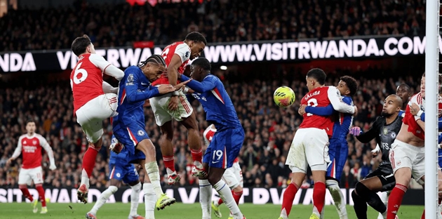 Arsenal trừng phạt Chelsea ở c&aacute;c pha b&oacute;ng cố định.