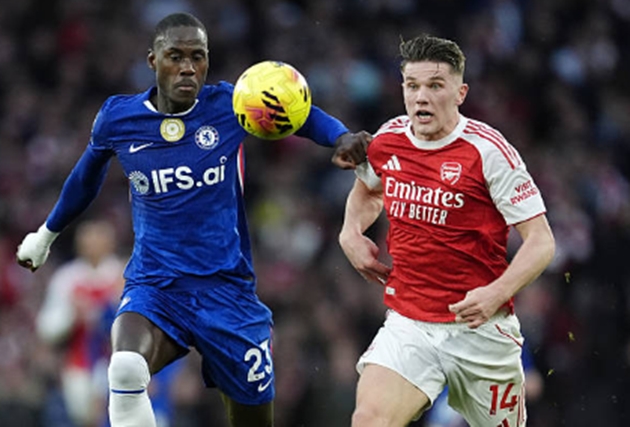 Trung vệ: Trevoh Chalobah – 6.2 điểm Chalobah đã có một trận đấu vất vả khi phải cáng đáng hàng thủ bên cạnh một Mamadou Sarr còn quá non kinh nghiệm. Anh nỗ lực chỉ huy và có một số pha can thiệp kịp thời để ngăn chặn các đợt phản công của Arsenal. Tuy nhiên, trong các tình huống bóng chết, Chalobah cũng không thể giúp hàng thủ Chelsea đứng vững trước sự vượt trội về không chiến của đối phương.