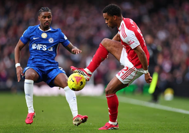 Hậu vệ: Jorrel Hato – 5.7 điểm Đây là một trong những vị trí nhận điểm số thấp nhất hàng thủ. Hato gặp muôn vàn khó khăn trước tốc độ và sự lắt léo của Bukayo Saka. Không chỉ dừng lại ở việc bị vượt mặt nhiều lần, anh còn phải nhận một thẻ vàng vì pha phạm lỗi cần thiết để ngăn chặn đối thủ. Khả năng hỗ trợ tấn công của Hato trong trận này gần như bằng không.