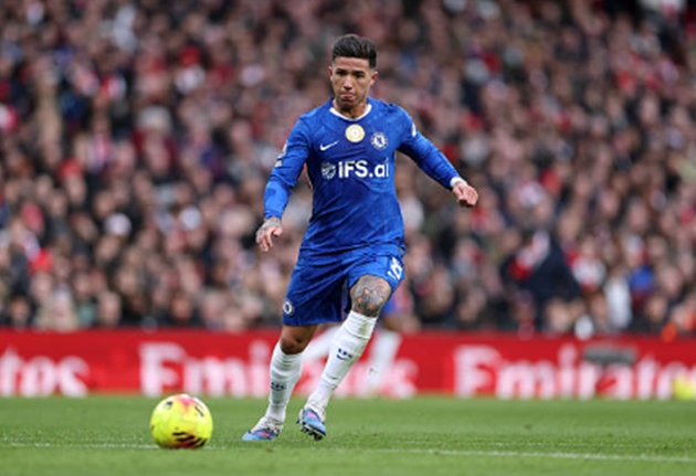 Tiền vệ: Enzo Fernandez – 6.1 điểm Được bố trí chơi nhô cao để tận dụng khả năng sáng tạo, nhưng Enzo lại bị chia cắt hoàn toàn với các tiền đạo trong phần lớn hiệp một. Sang hiệp hai, anh có một vài tình huống dứt điểm từ xa thử thách thủ môn đối phương nhưng không đủ sắc sảo để chuyển hóa thành bàn thắng. Điểm số 6.1 cho thấy anh chưa hoàn thành tốt vai trò tiếp đạn cho hàng công.