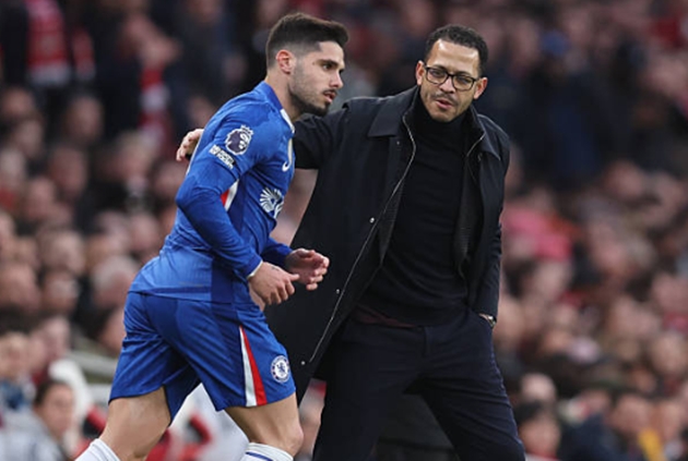 Tiền vệ: Pedro Neto – 5.1 điểm (Thẻ đỏ) Cầu thủ nhận điểm số thấp nhất trận đấu. Neto hoàn toàn "mất tích" trước sự phong tỏa của Jurrien Timber. Đỉnh điểm của sự thất vọng là hai chiếc thẻ vàng liên tiếp trong vòng chưa đầy 3 phút: một vì lỗi phản ứng không đáng có và một vì pha phạm lỗi thô bạo với Martinelli. Chiếc thẻ đỏ của anh chính là "nhát dao" kết liễu hy vọng có điểm của Chelsea.