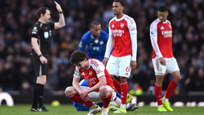 Nỗ lực phòng ngự khiến Rice bị đau.