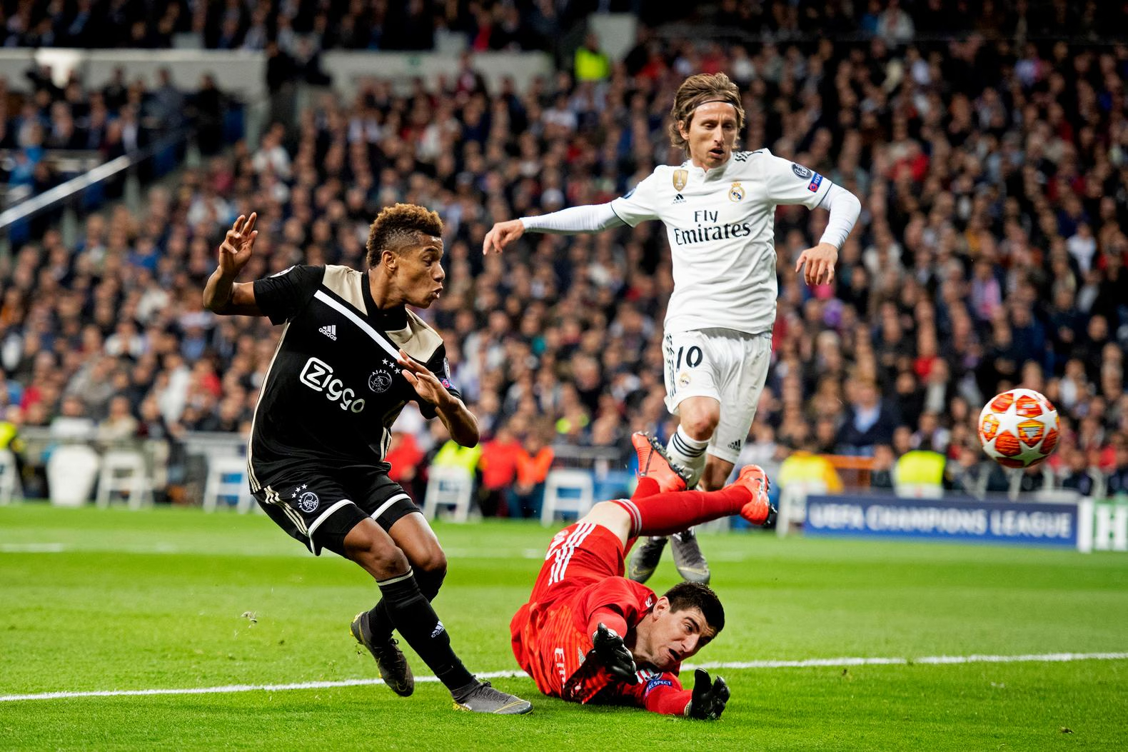 C&uacute; sốc khiến cả ch&acirc;u &Acirc;u chết lặng.