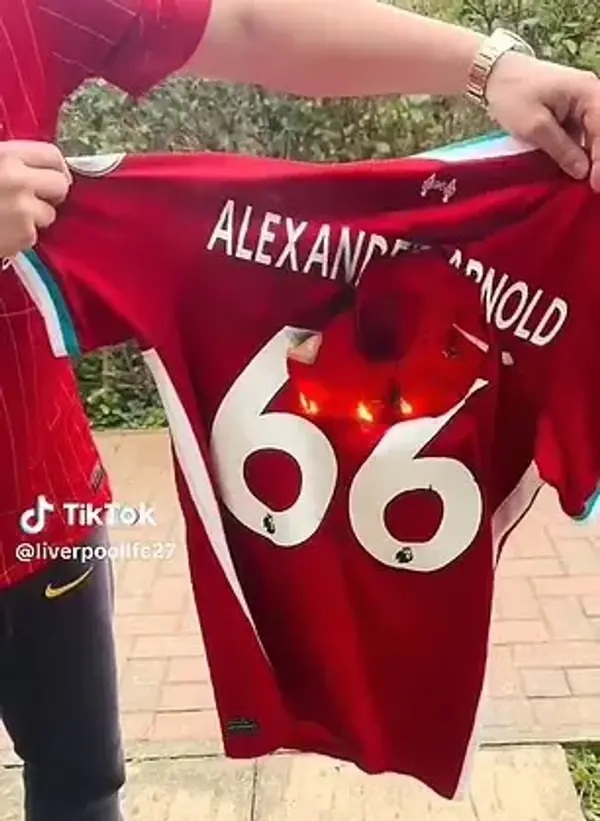 Những chiếc &aacute;o bị đốt l&agrave; một biểu tượng trong b&oacute;ng đ&aacute;.