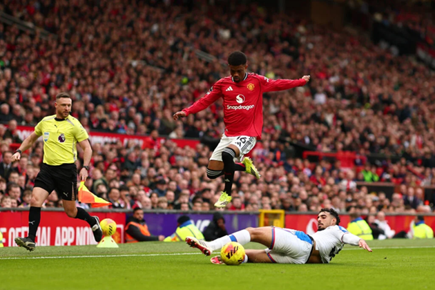 Amad Diallo chỉ được tung v&agrave;o s&acirc;n ở ph&uacute;t 75 khi Quỷ đỏ dẫn trước.