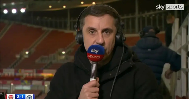 Neville cho rằng Chelsea cần tăng cường lực lượng để đua v&ocirc; địch.