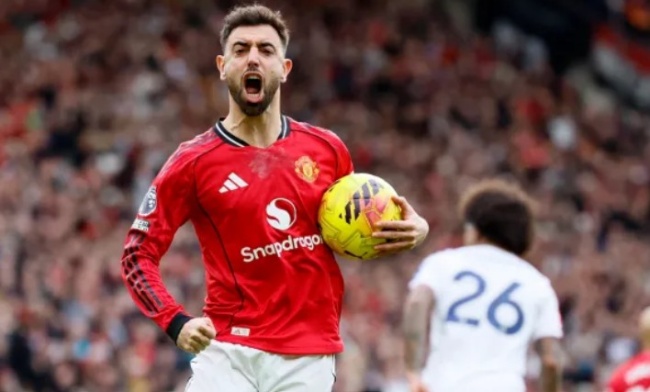 Fernandes tỏa s&aacute;ng ở MU.