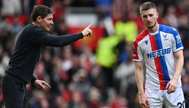 Adam Wharton đ&atilde; c&oacute; m&agrave;n tr&igrave;nh diễn nhạt nh&ograve;a tại Old Trafford.