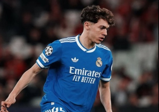 Thiago Pitarch trong m&agrave;u &aacute;o Real.