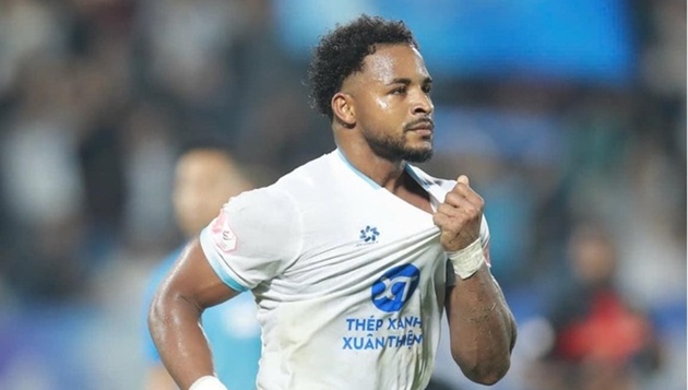 Xuân Son hạnh phúc khi phá lưới Ninh Bình.