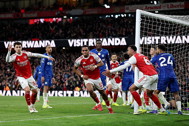 Chức v&ocirc; địch đang nằm trong tầm tay của Arsenal.