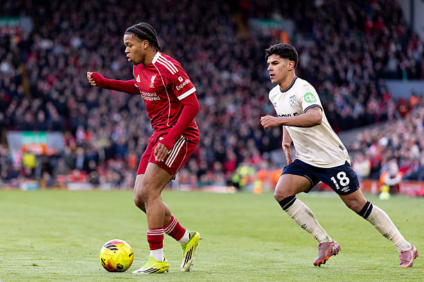 Fernandes vừa c&oacute; m&agrave;n thể hiện kh&aacute; ấn tượng trước Liverpool. 