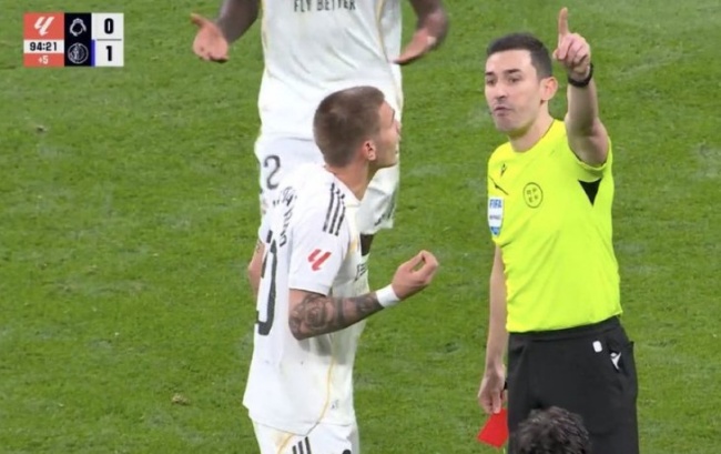 Franco Mastantuono nhận thẻ đỏ.