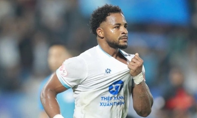 Xu&acirc;n Son hạnh ph&uacute;c khi ghi b&agrave;n v&agrave;o lưới Ninh B&igrave;nh.