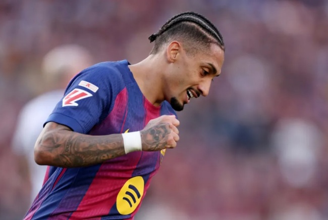 Raphinha l&ecirc;n d&acirc;y c&oacute;t tinh thần cho c&aacute;c đồng đội.