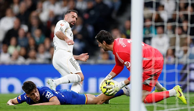 Thủ m&ocirc;n: Thibaut Courtois &ndash; 6.6 điểm Ng&ocirc;i sao người Bỉ gần như kh&ocirc;ng c&oacute; cơ hội để cản ph&aacute; b&agrave;n thắng duy nhất của trận đấu sau một pha dứt điểm qu&aacute; hiểm h&oacute;c từ Satriano. Trong phần lớn thời gian c&ograve;n lại, Courtois đ&oacute;ng vai tr&ograve; kh&aacute;n giả bất đắc dĩ khi chứng kiến h&agrave;ng c&ocirc;ng đội nh&agrave; ho&agrave;n to&agrave;n bất lực trong việc t&igrave;m đường v&agrave;o khung th&agrave;nh đối phương.