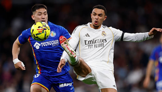 Hậu vệ phải: Trent Alexander-Arnold &ndash; 6.4 điểm Một m&agrave;n tr&igrave;nh diễn thiếu thuyết phục của cầu thủ người Anh. Arnold tỏ ra l&uacute;ng t&uacute;ng trong c&aacute;c t&igrave;nh huống chuyển trạng th&aacute;i của đối thủ v&agrave; thường xuy&ecirc;n bị vượt mặt. Khả năng hỗ trợ tấn c&ocirc;ng của anh cũng kh&ocirc;ng ph&aacute;t huy được hiệu quả do thiếu c&aacute;c t&igrave;nh huống th&acirc;m nhập v&ograve;ng cấm của đồng đội, dẫn đến việc anh bị thay ra sớm ở ph&uacute;t 55.