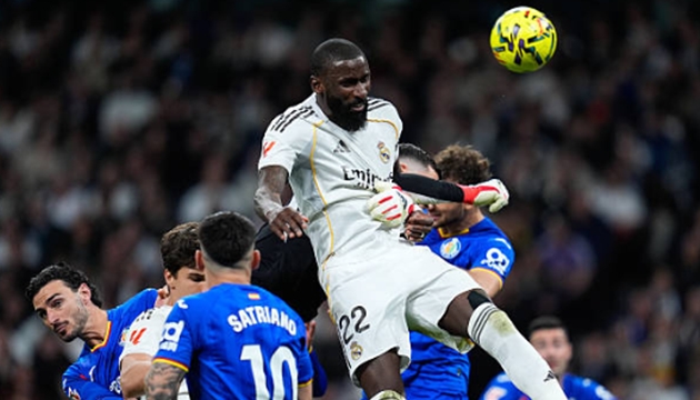 Trung vệ: Antonio R&uuml;diger &ndash; 6.3 điểm R&uuml;diger đ&atilde; c&oacute; một đ&ecirc;m thi đấu kh&ocirc;ng thực sự an to&agrave;n. Anh kh&aacute; may mắn khi VAR kh&ocirc;ng can thiệp trong t&igrave;nh huống va chạm với Diego Rico. Đ&aacute;ng tr&aacute;ch hơn, trung vệ n&agrave;y đ&atilde; bỏ lỡ một cơ hội v&agrave;ng để gỡ h&ograve;a ở ph&uacute;t 75 khi pha đ&aacute;nh đầu trong tư thế kh&ocirc;ng người k&egrave;m của anh lại đi thiếu ch&iacute;nh x&aacute;c.