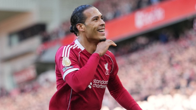 'T&ograve;a th&aacute;p' Van Dijk lợi hại ở c&aacute;c pha b&oacute;ng cố định.