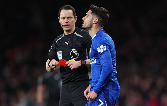 Tấm thẻ đỏ của Neto mới đ&acirc;y một lần nữa l&agrave;m lộ r&otilde; vấn đề kỷ luật b&ecirc;n ph&iacute;a Chelsea.