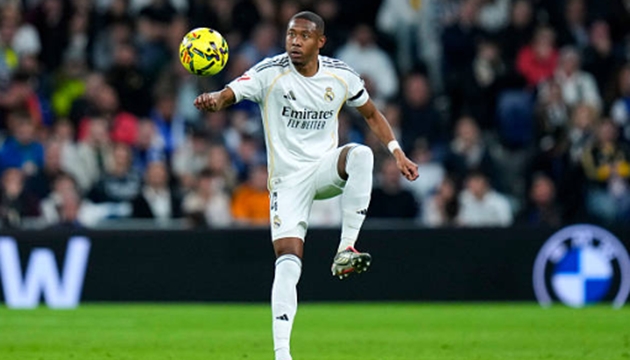 Trung vệ: David Alaba &ndash; 6.3 điểm D&ugrave; đ&atilde; qua thời kỳ đỉnh cao v&agrave; vẫn đang nỗ lực lấy lại thể trạng tốt nhất, Alaba đ&atilde; chơi tr&ograve;n vai ở mức trung b&igrave;nh. Anh c&oacute; một v&agrave;i t&igrave;nh huống can thiệp kịp thời nhưng chưa đủ để tạo ra sự an t&acirc;m tuyệt đối trước khi rời s&acirc;n nhường chỗ cho Dean Huijsen trong hiệp hai.