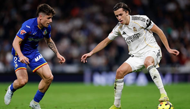 Hậu vệ tr&aacute;i: &Aacute;lvaro Carreras &ndash; 6.2 điểm Carreras tiếp tục cho thấy sự ổn định nhất định trong kh&acirc;u ph&ograve;ng ngự một chọi một. Tuy nhi&ecirc;n, điểm yếu của anh l&agrave; khả năng hỗ trợ tấn c&ocirc;ng gần như bằng kh&ocirc;ng. Anh ho&agrave;n to&agrave;n thiếu sự kết nối với Vinicius Jr b&ecirc;n h&agrave;nh lang c&aacute;nh tr&aacute;i, khiến sức &eacute;p từ ph&iacute;a Real Madrid trở n&ecirc;n thiếu đa dạng.