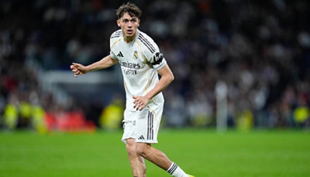 Tiền vệ trung t&acirc;m: Thiago Pitarch &ndash; 6.1 điểm Trong trận đấu ra mắt La Liga, t&agrave;i năng 18 tuổi đ&atilde; chơi đầy cố gắng dưới &aacute;p lực lớn tại Bernab&eacute;u. Pitarch g&acirc;y ấn tượng với cường độ hoạt động cao nhưng thực tế anh gặp rất nhiều kh&oacute; khăn trong việc tranh chấp v&agrave; kh&ocirc;ng tạo ra được bất kỳ t&aacute;c động r&otilde; rệt n&agrave;o l&ecirc;n lối chơi chung của to&agrave;n đội.