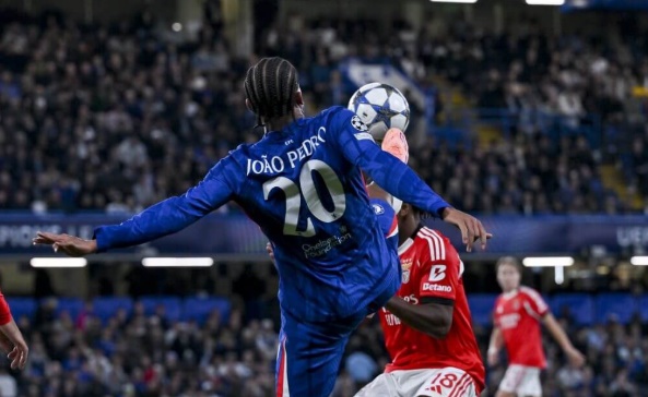 Joao Pedro cũng từng lĩnh thẻ đỏ ở cuộc chạm tr&aacute;n Benfica.