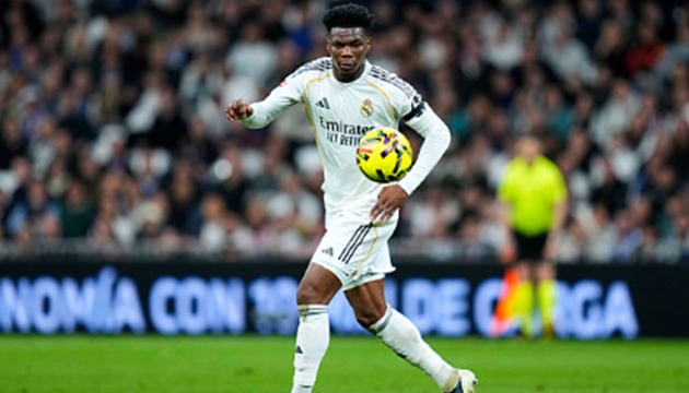 Tiền vệ trung t&acirc;m: Aur&eacute;lien Tchouam&eacute;ni &ndash; 6.2 điểm Một đ&ecirc;m thi đấu dưới sức của tiền vệ người Ph&aacute;p. Anh ch&iacute;nh l&agrave; người đ&atilde; thất thế trong pha kh&ocirc;ng chiến dẫn đến b&agrave;n thua duy nhất của đội nh&agrave; ở cuối hiệp một. Khả năng điều tiết v&agrave; lu&acirc;n chuyển b&oacute;ng của Tchouam&eacute;ni cũng gặp vấn đề khi anh c&oacute; nhiều đường chuyền hỏng ở c&aacute;c khu vực trọng yếu.